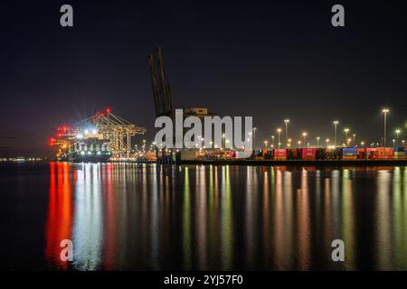 Vue nocturne des opérations de chargement de porte-conteneurs au port de Southampton. Banque D'Images