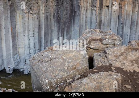 Vue rapprochée des colonnes de basalte volcaniques hexagonales dans le canyon Studlagil (canyon basalte), Islande. Banque D'Images