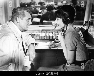 CARY GRANT et AUDREY HEPBURN dans CHARADE (1963), réalisé par STANLEY DONEN. Crédit : UNIVERSAL PICTURES / album Banque D'Images