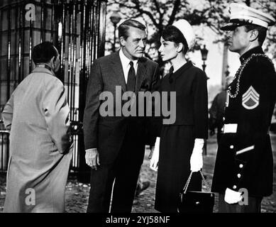 CARY GRANT et AUDREY HEPBURN dans CHARADE (1963), réalisé par STANLEY DONEN. Crédit : UNIVERSAL PICTURES / album Banque D'Images