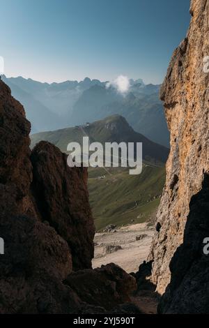 Découvrez la vue imprenable et majestueuse sur les Dolomites à travers le terrain rocheux et accidenté Banque D'Images