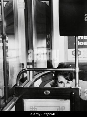 AUDREY HEPBURN dans CHARADE (1963), réalisé par STANLEY DONEN. Crédit : UNIVERSAL PICTURES / album Banque D'Images