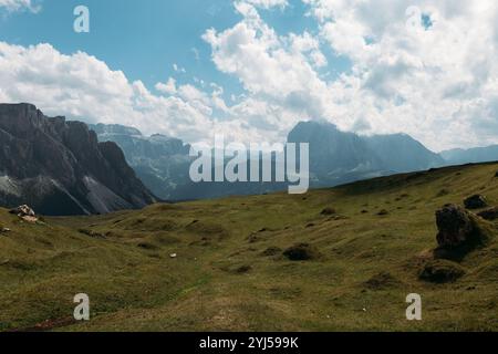 Découvrez la vue imprenable sur la majestueuse chaîne de montagnes des Dolomites, une véritable merveille naturelle sur Terre Banque D'Images