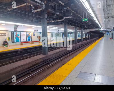 Toronto, ON, Canada - 27 juillet 2024 : vue à la station de métro Wellesley à l'intérieur Banque D'Images