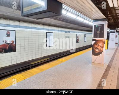 Toronto, ON, Canada - 9 juin 2024 : vue à la station de métro Yonge à l'intérieur Banque D'Images