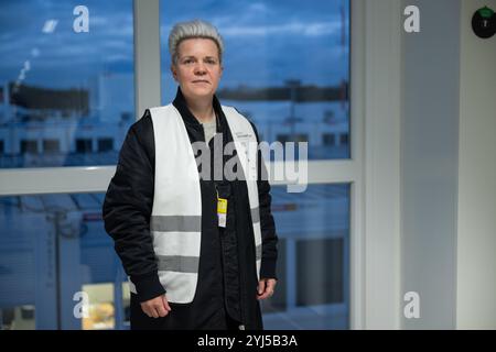 Berlin, Allemagne. 13 novembre 2024. Kleopatra Tümmler, responsable des opérations du Centre des arrivées de l’aéroport de Tegel, se trouve dans le logement des réfugiés de l’ancien aéroport de Tegel. Crédit : Christophe Gateau/dpa/Alamy Live News Banque D'Images