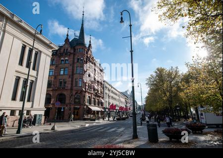 Soleil matinal d'automne depuis le Studenterlunden Park and Garden le long de Karl Johnas Gate avec des marques de magasins bien connues dans le centre d'Oslo, en Norvège. Banque D'Images