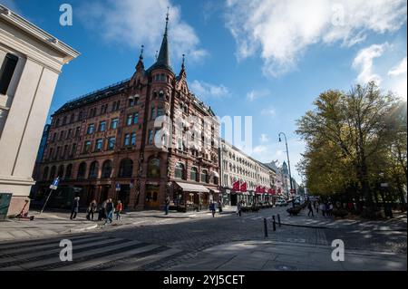 Soleil matinal d'automne depuis le Studenterlunden Park and Garden le long de Karl Johnas Gate avec des marques de magasins bien connues dans le centre d'Oslo, en Norvège. Banque D'Images