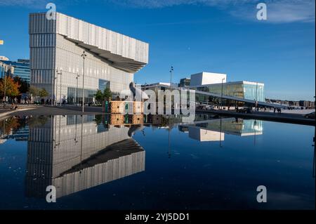 Le soleil de la fin de l’automne illumine la nouvelle bibliothèque principale « Deichman Bjørvika » face au front de mer et au port. Juste à côté se trouve également le moderne Oslo Opera Hous Banque D'Images