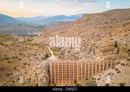 Vue aérienne du paysage authentique barrage de contrôle de la boue dans le village d'Areni, Arménie. Structure de barrage de REGULATION du DEBIT de boue dans une vallée Banque D'Images