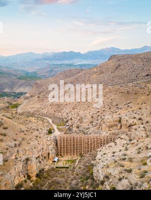 Vue aérienne du paysage authentique barrage de contrôle de la boue dans le village d'Areni, Arménie. Structure de barrage de REGULATION du DEBIT de boue dans une vallée Banque D'Images