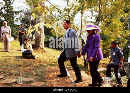 17 Marzo 1992 Archivio Storico Olycom/Lapresse Bhumibol Adulyadej (Cambridge, 5 dicembre 1927 - Bangkok, 13 ottobre 2016), è stato Re di Thailandia dal 9 giugno 1946 fino alla sua morte, nono sovrano della dinastia Chakri. Conosciuto anche con il nome di Rama IX, il suo regno è durato oltre settant'anni ed è stato il più lungo della storia del suo Paese, il più lungo tra quelli dei sovrani asiatici. Nella Foto : Re Bhumibol Adulyadej e la Regina Sirikit sur la photo : Roi Bhumibol Adulyadej et Reine Sirikit crédit : LaPresse/Alamy Live News Banque D'Images