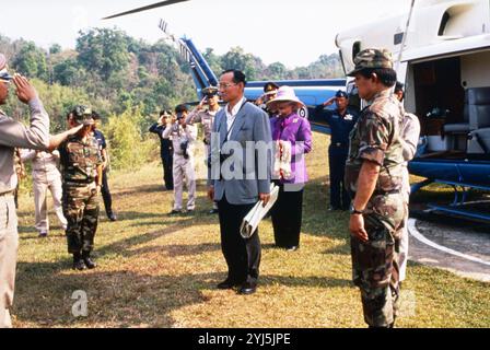 17 Marzo 1992 Archivio Storico Olycom/Lapresse Bhumibol Adulyadej (Cambridge, 5 dicembre 1927 - Bangkok, 13 ottobre 2016), è stato Re di Thailandia dal 9 giugno 1946 fino alla sua morte, nono sovrano della dinastia Chakri. Conosciuto anche con il nome di Rama IX, il suo regno è durato oltre settant'anni ed è stato il più lungo della storia del suo Paese, il più lungo tra quelli dei sovrani asiatici. Nella Foto : Re Bhumibol Adulyadej e la Regina Sirikit sur la photo : Roi Bhumibol Adulyadej et Reine Sirikit crédit : LaPresse/Alamy Live News Banque D'Images