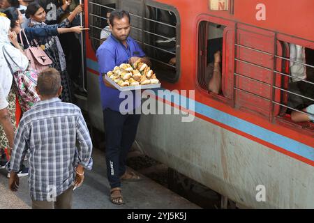 Vendeur de nourriture vendant des collations à la gare de Vadodara, Gujarat, Inde Banque D'Images