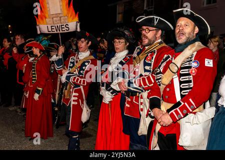 South Street Bonfire Society chante God Save the King à la fin de leur soirée Bonfire (Guy Fawkes Night), Lewes, East Sussex, Royaume-Uni. Banque D'Images