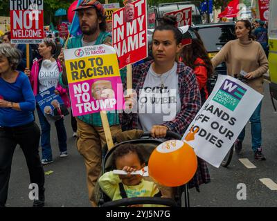 Londres, Royaume-Uni. Une femme portant un t-shirt « Girl Power » lors de la marche du rassemblement de Whitehall à Parliament Square pour un autre rassemblement afin d'envoyer un message clair que le président Trump n'est pas le bienvenu ici en raison de son déni climatique, de son racisme, de son islamophobie, de sa misogynie et de son fanatisme. Ses politiques de haine et de division ont dynamisé l’extrême droite dans le monde entier. Banque D'Images