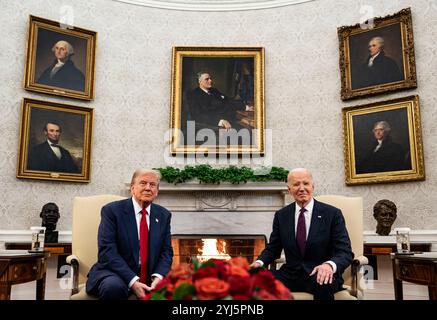 Washington, DC, États-Unis. 13 novembre 2024. Le président AMÉRICAIN Joe Biden, à droite, et le président élu Donald Trump lors d'une réunion dans le bureau ovale de la Maison Blanche à Washington, DC, États-Unis, le mercredi 13 novembre, 2024. Biden plaidera en faveur de la poursuite de l'aide américaine à l'Ukraine pendant la transition vers l'administration du président élu Donald Trump, selon le conseiller à la sécurité nationale Jake Sullivan. Photographe : Al Drago/Pool/Sipa USA crédit : Sipa USA/Alamy Live News Banque D'Images