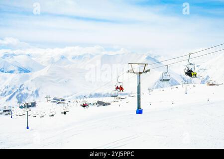 Gudauri, Géorgie - 15 mars, 2022 - skieur assis sur le téléski monter la montagne dans la station de ski. Ski, snowboard et concept de paysage de montagne - Focus Banque D'Images