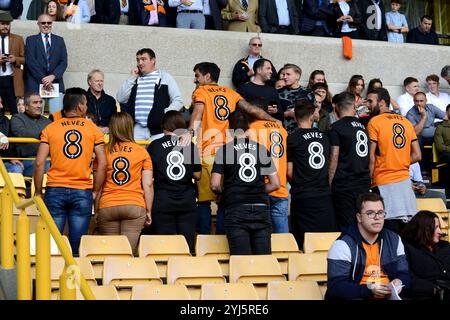 Famille et amis de Ruben Neves de Wolverhampton Wanderers portant sa chemise avec fierté à Molineux. Sky Bet Championship - Wolverhampton Wanderers v Middlebrough à Molineux 05/08/2017 Banque D'Images