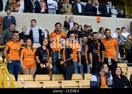 Famille et amis de Ruben Neves de Wolverhampton Wanderers portant sa chemise avec fierté à Molineux. Sky Bet Championship - Wolverhampton Wanderers v Middlebrough à Molineux 05/08/2017 Banque D'Images