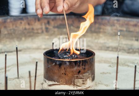 Bâtons d'encens brûlants au temple bouddhiste Todaiji à Nara, au Japon Banque D'Images