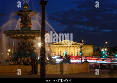 L'Assemblée nationale française vue de la place de la Concorde à Paris, France, avec la Fontaine des mers au premier plan, dont Néréides et Triton Banque D'Images