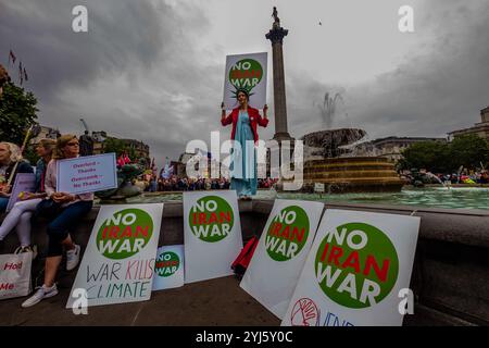 Londres, Royaume-Uni. Une femme vêtue comme la Statue de la liberté brandit une affiche « No Iran War » alors que des milliers de personnes se réunissent à Trafalgar Square pour envoyer un message clair que le président Trump n'est pas le bienvenu ici en raison de son déni climatique, de son racisme, de son islamophobie, de sa misogynie et de son fanatisme. Ses politiques de haine et de division ont dynamisé l’extrême droite dans le monde entier. Ils ont défilé vers un rassemblement à Whitehall, près de l'endroit où il rencontrait Theresa May avec des discours de Jeremy Corbyn, Caroline Lucas et d'autres politiciens et activistes de premier plan, puis vers un autre rassemblement sur la place du Parlement. Banque D'Images