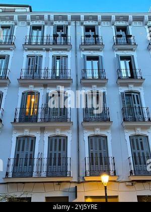 Façade de maison, vue de nuit. Salamanca district, Madrid, Espagne. Banque D'Images