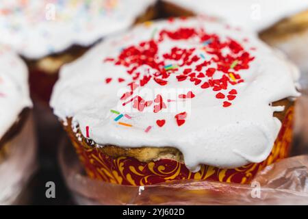 Gâteau de Pâques. Savoureux cupcakes recouverts de glaçage blanc et de pépites éclatantes. Banque D'Images