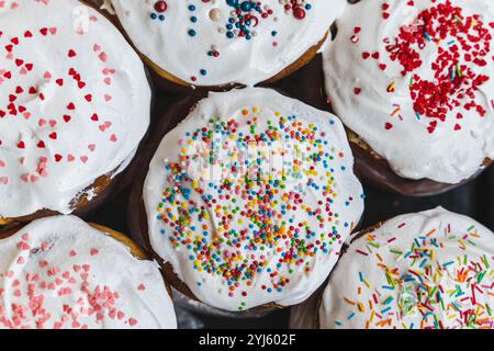 Gâteau de Pâques. Cupcakes fraîchement cuits recouverts de glaçage sucré et de saupoudres colorées. Banque D'Images