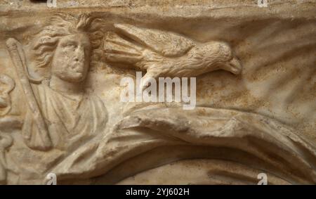 Soulagement. Mythe du Dieu Mithras. Le offreur votif d'un caissier. Détail de Corvus (corvax). Nesca, Aequiculum. Fin 2ème c.AD. Italie. Musée romain Natinal. Banque D'Images