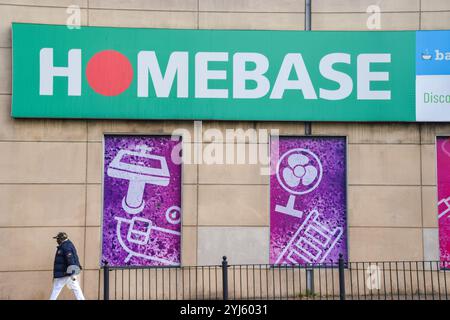 Londres, Royaume-Uni. 13 novembre 2024. Un homme passe devant un magasin Homebase dans le nord de Londres alors que la chaîne de bricolage et de jardinage est sur le point d'entrer dans l'administration, avec 130 magasins menacés de fermeture. (Crédit image : © Vuk Valcic/SOPA images via ZUMA Press Wire) USAGE ÉDITORIAL SEULEMENT! Non destiné à UN USAGE commercial ! Banque D'Images