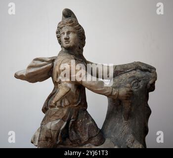 Statue du Dieu Mithras tuant le taureau avec chien, serpent et scorpion. Provenance inconnue. 4e AD. Italie. Musée national romain. Rome. Italie. Banque D'Images