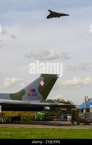 Bombardier Avro Vulcan B2 numéro de série XH558 volant au-dessus de l'aéroport de Southend, domicile de son collègue Vulcan XL426 de l'époque de la Guerre froide pour marquer son 50e « anniversaire » Banque D'Images