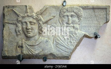 Sol invectus, lune et Jupiter Dolichenus. IIe siècle après JC. Musée national romain. Les bains de Dioclétien. Rome. Italie. Banque D'Images