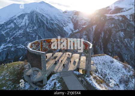 Gudauri, Géorgie. 22 octobre 2024. Le monument à l'amitié géorgienne-russe sur la route de l'armée géorgienne. Crédit : Sebastian Kahnert/dpa/Alamy Live News Banque D'Images