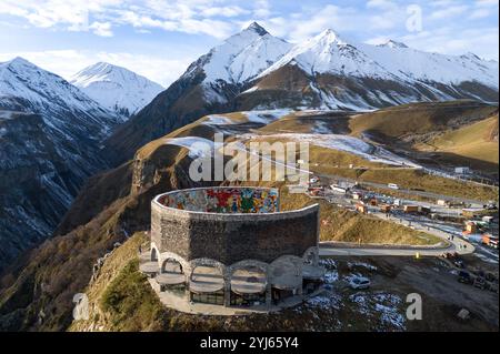 Gudauri, Géorgie. 22 octobre 2024. Le monument à l'amitié géorgienne-russe sur la route de l'armée géorgienne. Crédit : Sebastian Kahnert/dpa/Alamy Live News Banque D'Images