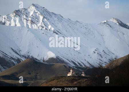 Gudauri, Géorgie. 22 octobre 2024. Une église sur la route militaire géorgienne dans le Grand Caucase. Crédit : Sebastian Kahnert/dpa/Alamy Live News Banque D'Images