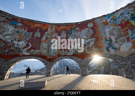 Gudauri, Géorgie. 22 octobre 2024. Le monument à l'amitié géorgienne-russe sur la route de l'armée géorgienne. Crédit : Sebastian Kahnert/dpa/Alamy Live News Banque D'Images