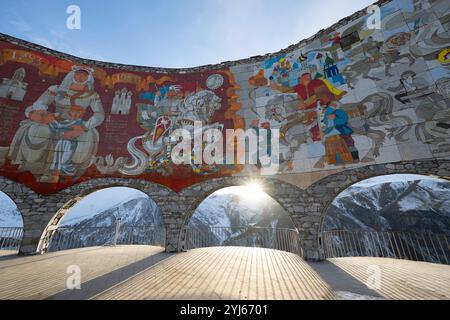 Gudauri, Géorgie. 22 octobre 2024. Le monument à l'amitié géorgienne-russe sur la route de l'armée géorgienne. Crédit : Sebastian Kahnert/dpa/Alamy Live News Banque D'Images