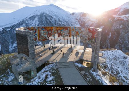 Gudauri, Géorgie. 22 octobre 2024. Le monument à l'amitié géorgienne-russe sur la route de l'armée géorgienne. Crédit : Sebastian Kahnert/dpa/Alamy Live News Banque D'Images