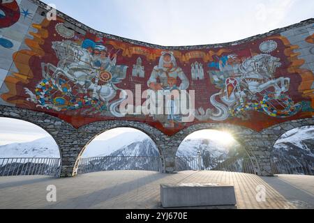 Gudauri, Géorgie. 22 octobre 2024. Le monument à l'amitié géorgienne-russe sur la route de l'armée géorgienne. Crédit : Sebastian Kahnert/dpa/Alamy Live News Banque D'Images