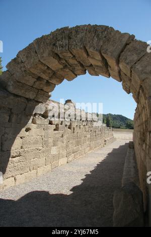 Stade à Olympia. Le tunnel voûté (IIIe siècle av. J.-C.) menant au stade. Grèce. Banque D'Images