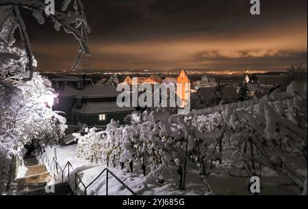 Vue du soir d'hiver Meersburg en Allemagne et Obertor. Au premier plan - vignobles couverts de neige blanche et moelleuse. Sur le dos - lac de Constance Banque D'Images