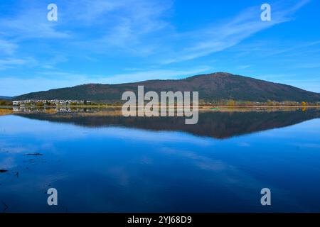 Vue de la colline Slivnica et de la ville de Cerknica ci-dessous depuis le lac intermittent Cerkniško jezero à Notranjska, Slovénie Banque D'Images