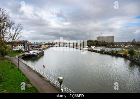 Banques industrielles du canal avec entreprises de construction, vue depuis le pont Pierre marchant à Anderlecht, région de Bruxelles-capitale, Belgique, nov 1 Banque D'Images