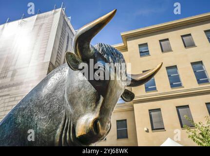 Bronzeskulptur, bulle, Deutsche Börse, Börsenplatz, Francfort-sur-le-main, Hesse, Deutschland *** sculpture de bronze, Bull, Bourse allemande, place de la Bourse, Francfort-sur-le-main, Hesse, Allemagne Banque D'Images