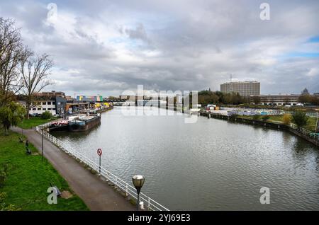 Banques industrielles du canal avec entreprises de construction, vue depuis le pont Pierre marchant à Anderlecht, région de Bruxelles-capitale, Belgique, 11 nov 2024 Banque D'Images