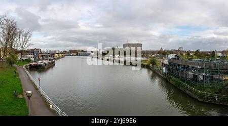 Banques industrielles du canal avec entreprises de construction, vue depuis le pont Pierre marchant à Anderlecht, région de Bruxelles-capitale, Belgique, 11 nov 2024 Banque D'Images