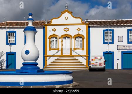 Les Impérios de l'île de Terceira, aux Açores, sont de petites chapelles peintes colorées, dispersées dans toute l'île, chacune dédiée à l'esprit Saint. Banque D'Images